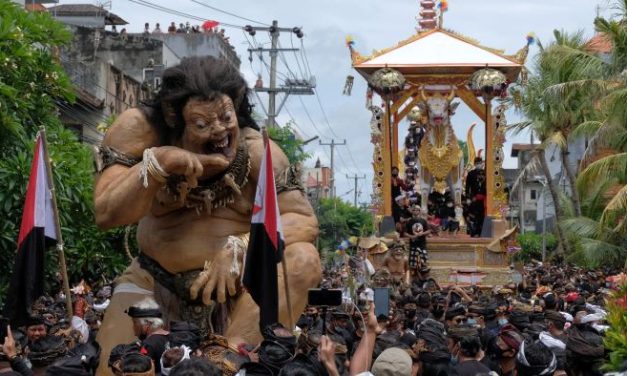 Kebiasaan Unik Masyarakat Dunia Yang Penuh Makna