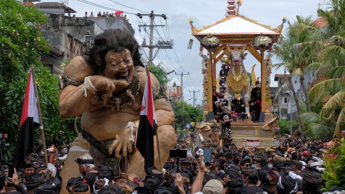 Kebiasaan Unik Masyarakat Dunia Yang Penuh Makna